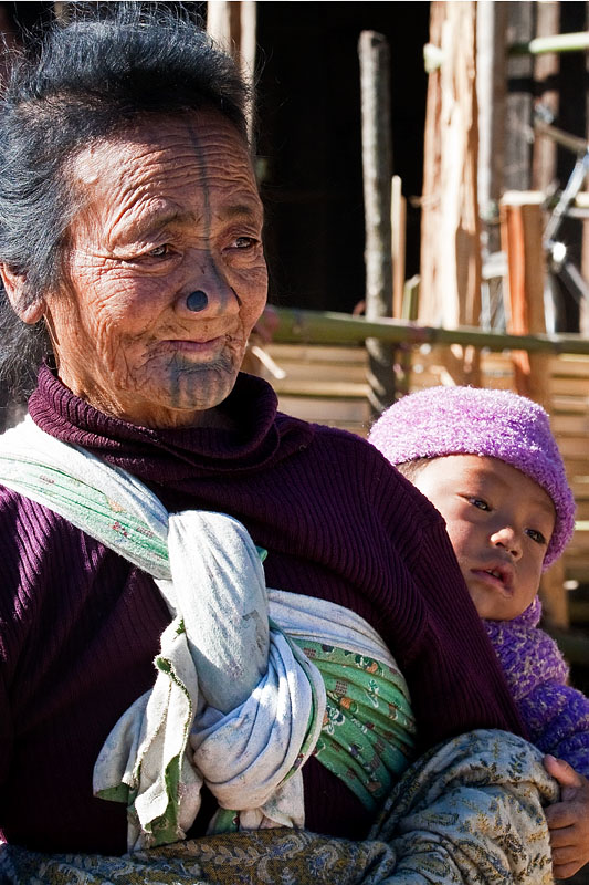  Apatani woman with child near Ziro